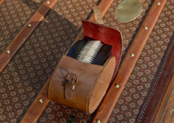 Louis Vuitton trunk and antique travel items - Bagage Collection