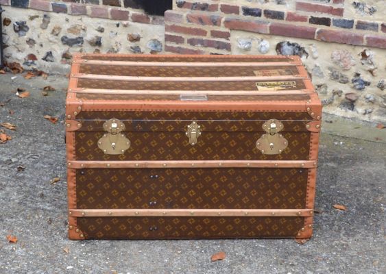 Malle Louis Vuitton monogram faite pour le rangement d'outillage automobile