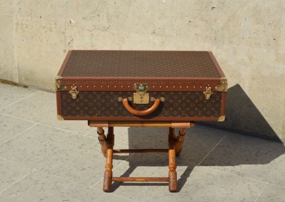 Louis Vuitton trunk and antique travel items - Bagage Collection