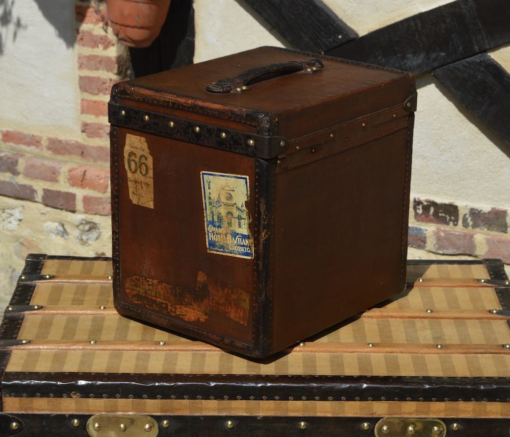 A Louis Vuitton Hat Trunk