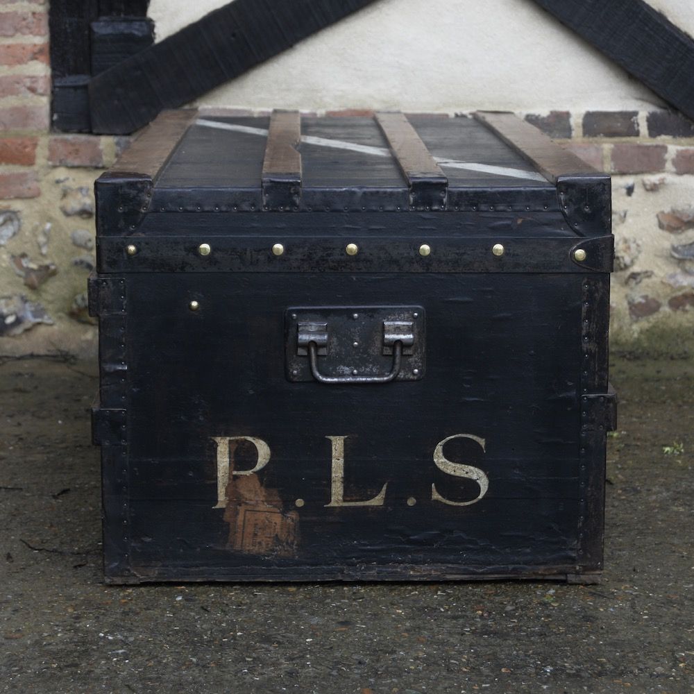 Louis Vuitton black car trunk 1906 - Bagage Collection