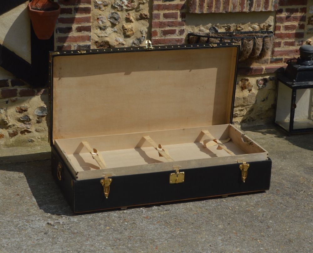 Louis Vuitton black car trunk 1906 - Bagage Collection