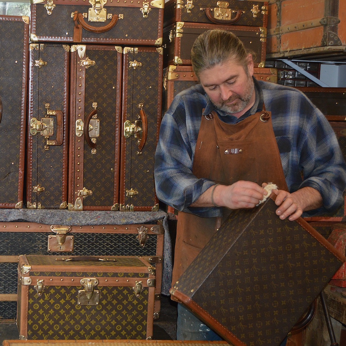 Exterior restoration of an antique trunk - Bagage Collection