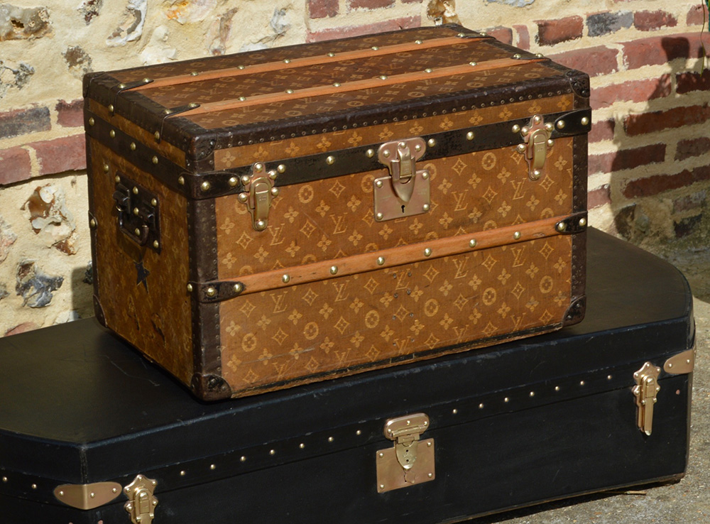 Louis Vuitton trunk the first fabrics of the brand - Baggage