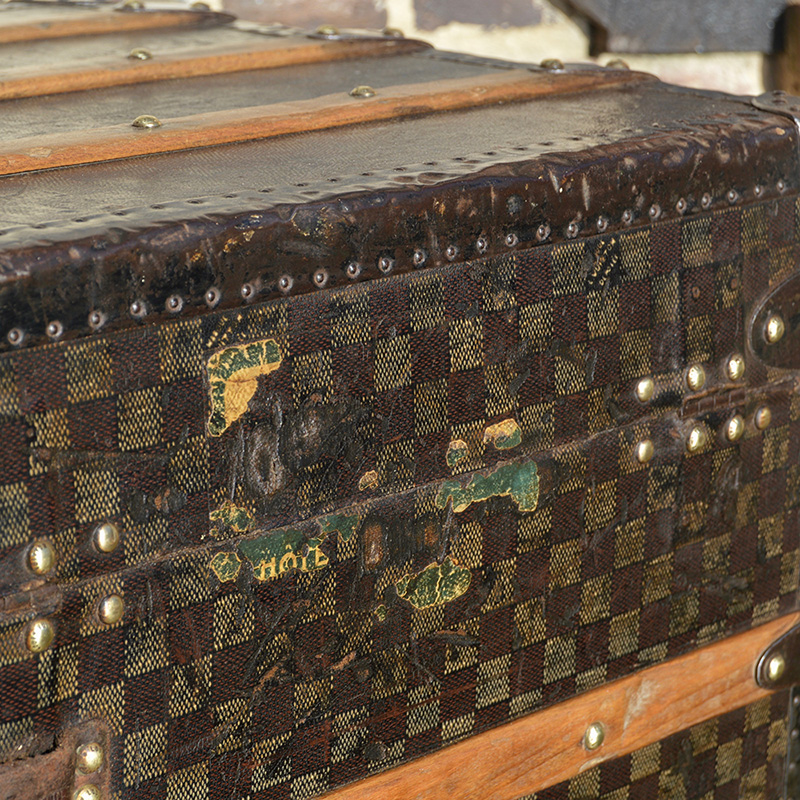 Louis Vuitton trunk the first fabrics of the brand - Baggage