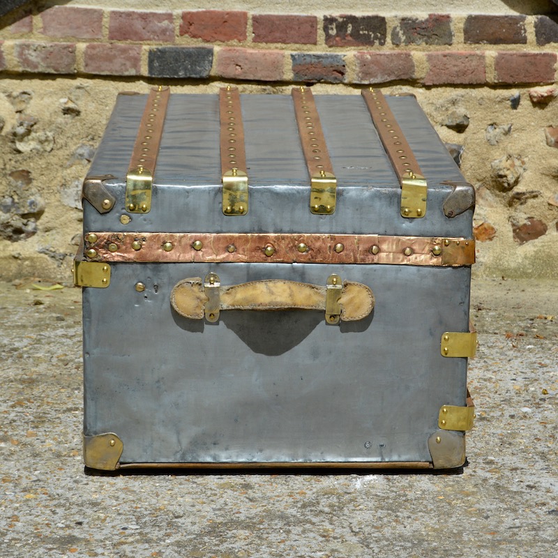 Exterior restoration of an antique trunk - Bagage Collection