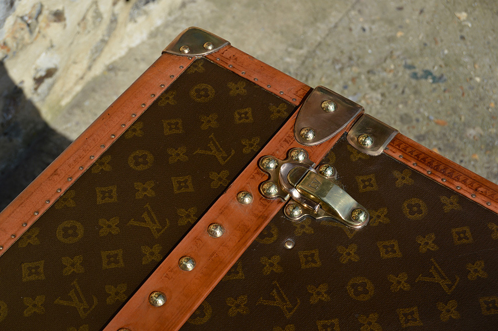 Louis Vuitton trunk the first fabrics of the brand - Baggage